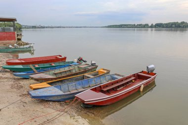 Sırbistan 'ın Tuna Nehri' nde Çok sayıda Çamurlu Tekne Yaz