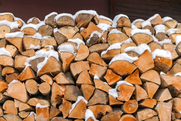 Stapel Gehäckseltes Brennholz Unter Schnee Für Den Winter Vorbereitet — Stockfoto
