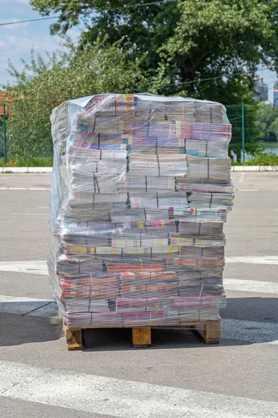 Tryckta Medier Tidningar Och Tidskrifter Inslagna Pallet Shipping — Stockfoto