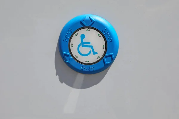 公共运输巴士轮椅使用者呼叫按键信号 — 图库照片