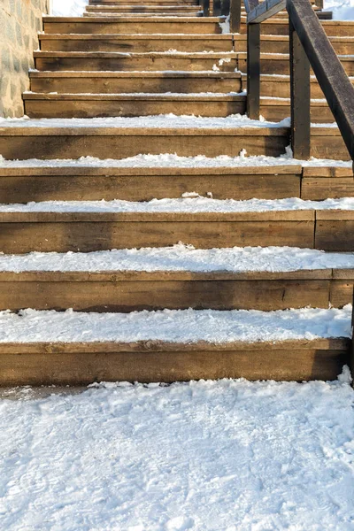 Ξύλινες Σκάλες Καλυμμένες Προβλήματα Χειμερινής Περιόδου Χιονιού — Φωτογραφία Αρχείου