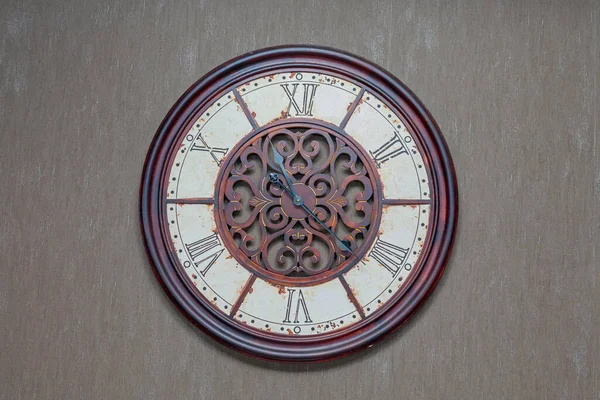Ξύλινο Ρολόι Ρωμαϊκούς Αριθμούς Γκρι Τοίχο — Φωτογραφία Αρχείου