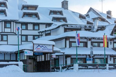 Kopaonik, Sırbistan - 20 Aralık 2017: Mountain Resort Winter Day Snow 'daki Jat Apartmanlarına Giriş.