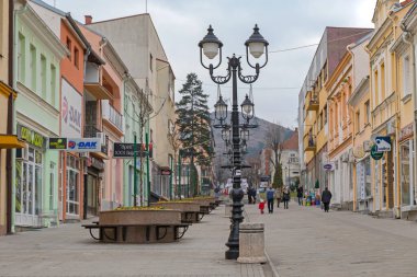 Raska, Sırbistan - 21 Aralık 2017: Raska Kış Günü 'ndeki Pedestrian Zone Caddesi' nde Yürüyenler.