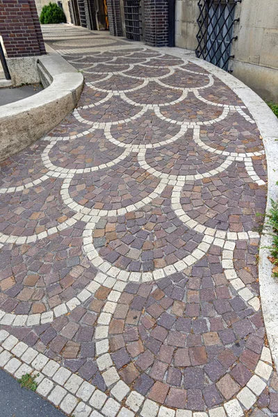 建物の前にある石畳の半円装飾舗装 — ストック写真