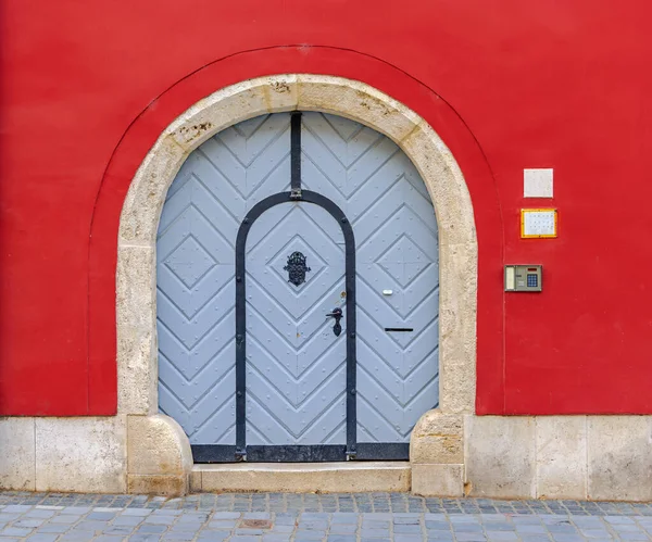 Μεσαιωνικό Στυλ Arch Door Στο Κόκκινο Σπίτι Στη Βουδαπέστη — Φωτογραφία Αρχείου