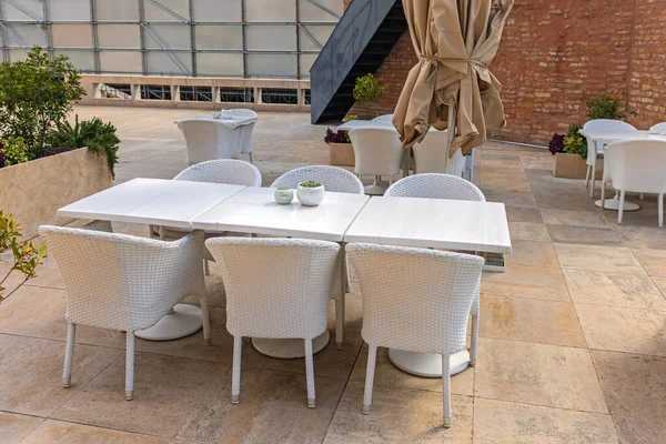 露台庭院的白色拉坦椅子和餐桌花园家具 — 图库照片