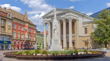 Subotica, Sırbistan - 01 Ağustos 2022: Liberty Meydanı 'ndaki Ulusal Tiyatro Binası önünde Mermer Taş Anıtı Çar Jovan Nenad.