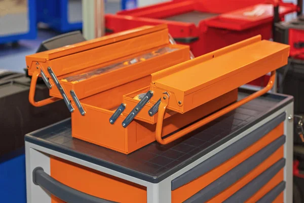 Πορτοκαλί Μεταλλικό Κουτί Εργαλείων Cantilever Flip Out Στο Εργαστήριο — Φωτογραφία Αρχείου