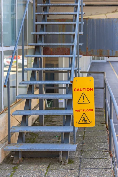 Aviso Segurança Triângulo Exclamação Sinal Molhado Assoalho Precaução Escada Metal — Fotografia de Stock