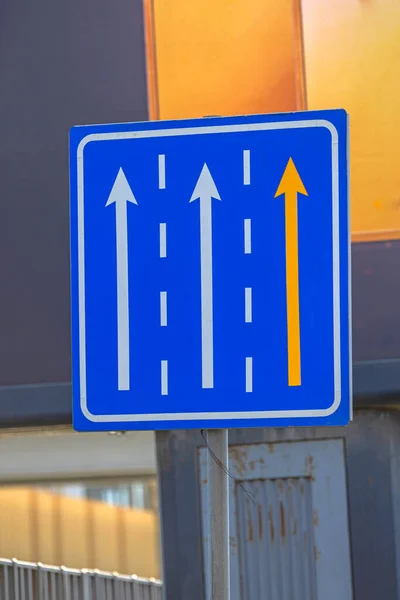Two White One Yellow Lane Street Road Sign Direction Arrows — Stock Photo, Image
