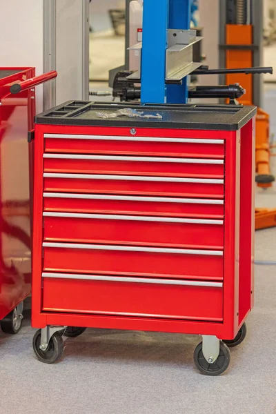 Τροχαίο Κόκκινο Εργαλείο Συρτάρια Καλάθι Στο Garage Workshop — Φωτογραφία Αρχείου