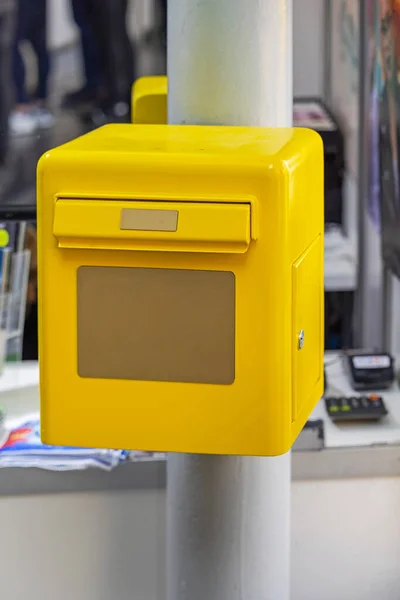 Caixa Correio Amarelo Pole Letters Postal Service — Fotografia de Stock