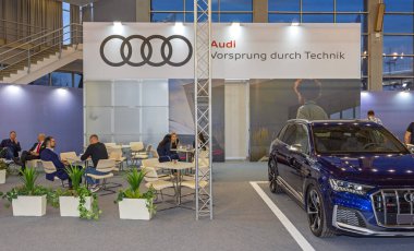 Belgrad, Sırbistan - 22 Mart 2023: Uluslararası Otomobil Fuarı 'nda Alman Araç Üreticisi Audi Stand.