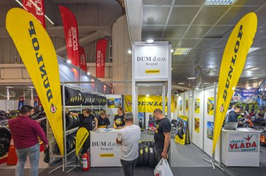 Belgrad, Sırbistan - 22 Mart 2023: Dunlop Motosiklet Şirketi Lastikleri Uluslararası Moto Tutku Fuarı Fuarı 'nda Durdu.