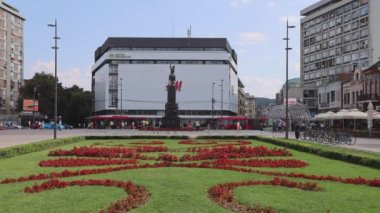 Nis, Sırbistan - 04 Ağustos 2022: King Milan Meydanı Yaz Günü Şehir Hayatı 'nda Yürüyen İnsanlar.