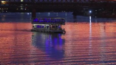 Belgrad, Sırbistan - 16 Ağustos 2022: Başkentteki Sava Nehri Yazı Turizm Teknesi.