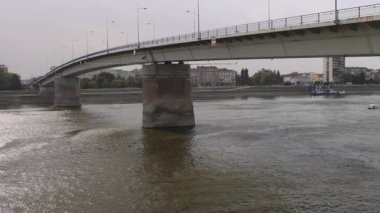 Novi Hüzünlü Yaz Öğleden Sonra 'da Tuna Nehri üzerindeki Varadin Köprüsü