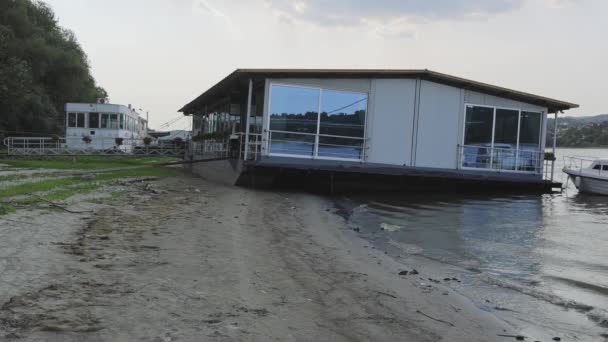 Cezalı Pontoon Restoranı Düşük Gelgit Nehri Tuna Nehri Çevresel Sorunlar — Stok video