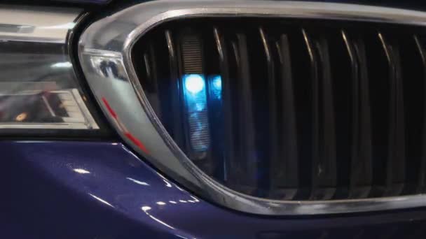 Flashing Blue Led Lights Bij Politie Interceptor Vehicle — Stockvideo
