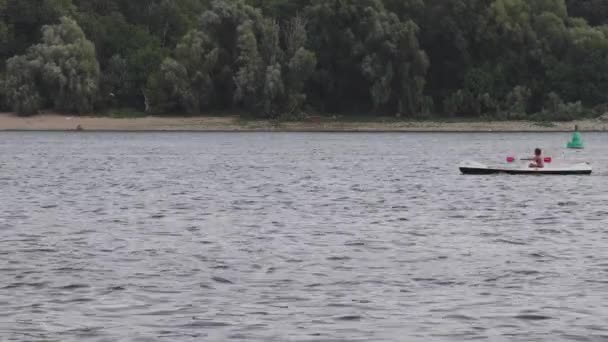 Rivier Donau Zomervakantie Activiteiten Slow Kayak Fast Scooter — Stockvideo