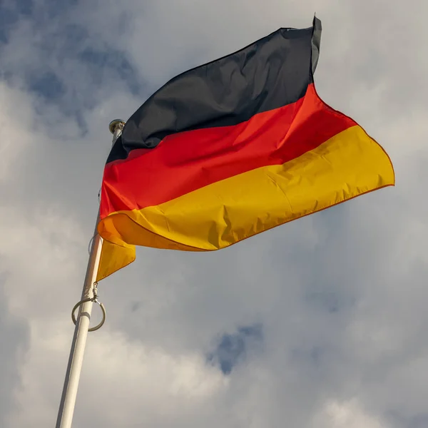 Národní Vlajka Německa Oblačném Nebi — Stock fotografie