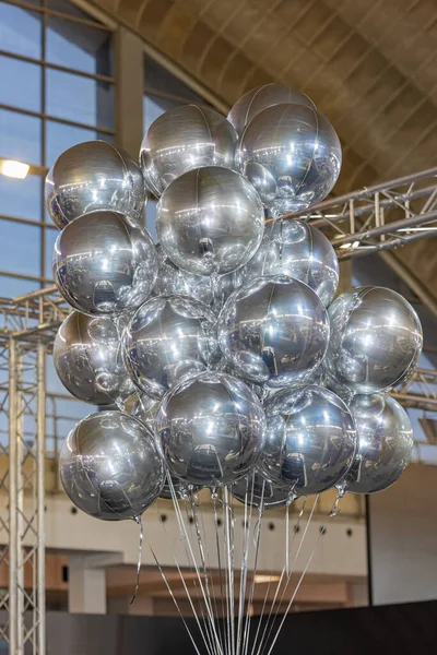 Δέσμη Από Ηλίου Γεμισμένο Μεταλλικό Φύλλο Ασημί Μπαλόνια Στην Αίθουσα — Φωτογραφία Αρχείου