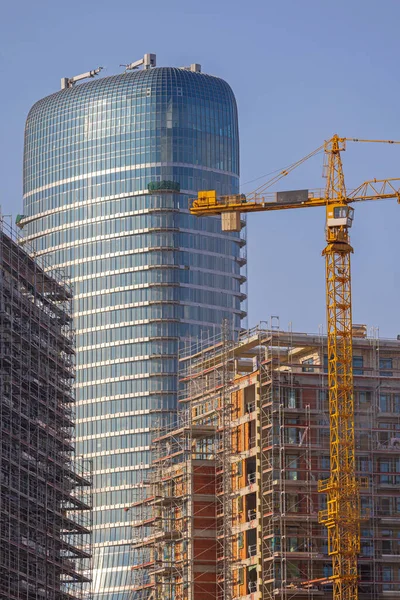 Blå Glas Skyskrapa Kula Byggnad Kran Byggarbetsplats — Stockfoto