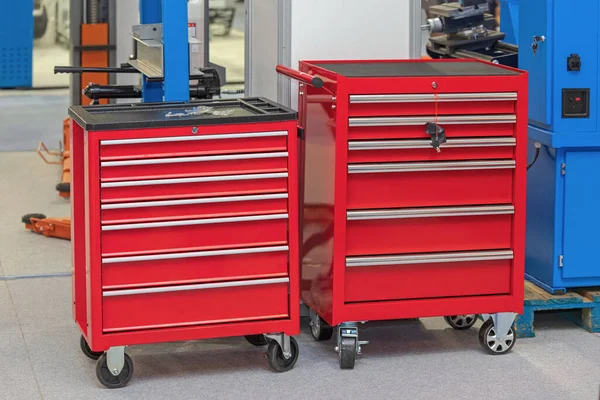 Chariots Outils Rouges Roulants Tiroirs Dans Atelier Garage — Photo