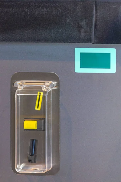 Μηχανή Που Λειτουργεί Κέρμα Κάλυμμα Και Οθόνη Προστασίας Καιρού — Φωτογραφία Αρχείου