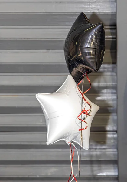 ヘリウム充填黒と白の星形の風船パーティーの装飾 — ストック写真