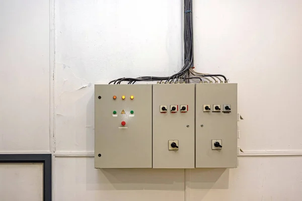 Τοποθετημένος Στον Τοίχο Πίνακας Ελέγχου Κιβωτίων Ηλεκτρικής Ενέργειας — Φωτογραφία Αρχείου