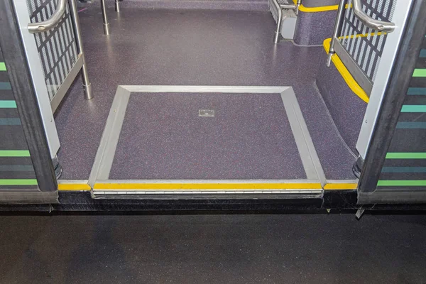 Alçak Zemin Şehir Otobüs Toplu Taşımacılığında Tekerlekli Sandalye Yükleme Rampası — Stok fotoğraf