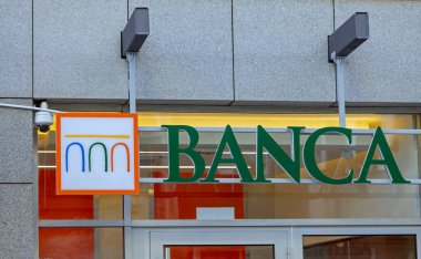Belgrad, Sırbistan - 17 Şubat 2023: 3d Modern Office Building 'de İtalyan Banca Bank Intesa Grubu Logosu İmzaladı.