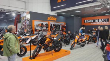 Belgrad, Sırbistan - 27 Mart 2023: Ktm Avusturya Motorsikletleri Uluslararası Moto Tutku Gösterisinde Yarışa Hazır.