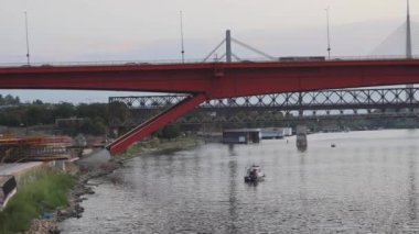 Belgrad, Sırbistan - 16 Ağustos 2022: Başkentte Alışveriş Merkezi Galerisi ve Sava Nehri üzerindeki Gazela Köprüsü.