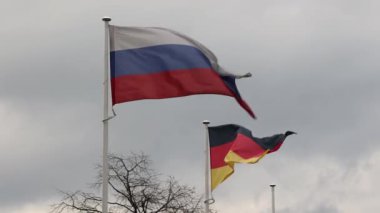 Rusya Federasyonu ve Almanya Bulutlu Gök Kuvvetli Rüzgarda Birlikte Bayraklar