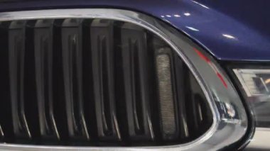 Polis Müdahale Aracı Ön Izgara Parlayan Mavi Işıklar