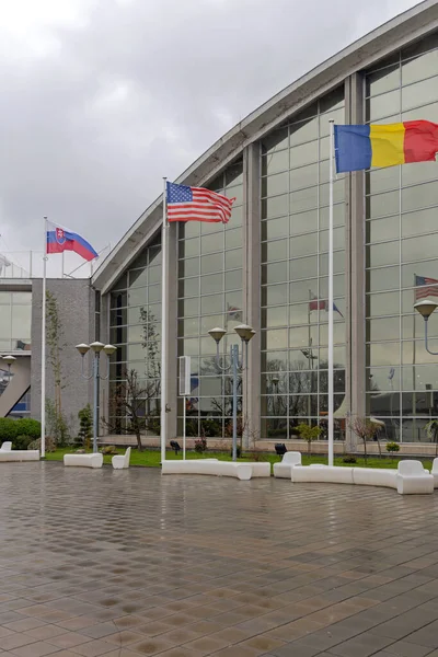 Міжнародні Прапори Будівлі Конференц Центру — стокове фото