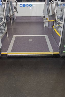 Düşük Katlı Şehir Otobüs Toplu Taşımacılığında Tekerlekli sandalye Yükleme Rampası Erişimi