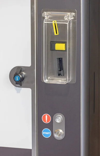天候保護カバーとスタートボタン付きコインオペレーティングマシン — ストック写真