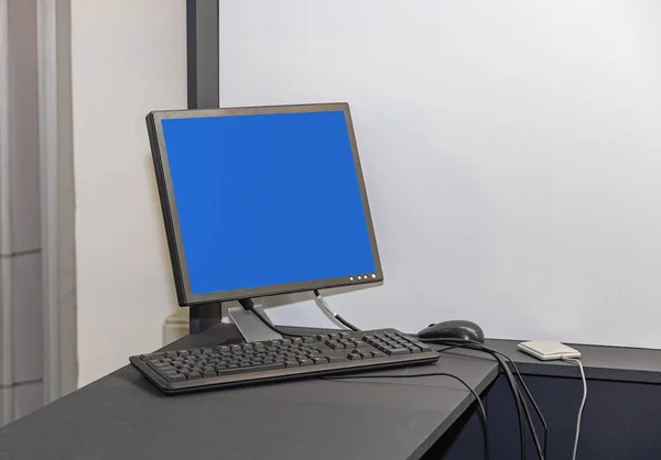 Asztali Számítógép Lapos Képernyős Monitor Billentyűzet Egér Fekete Asztalnál — Stock Fotó