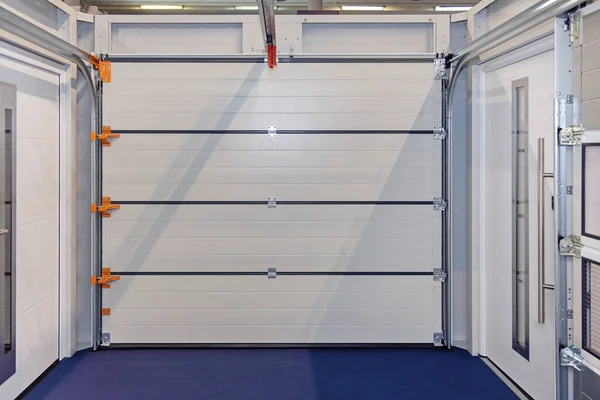 Fechado Seccional Automated Garagem Portas Interior View House — Fotografia de Stock