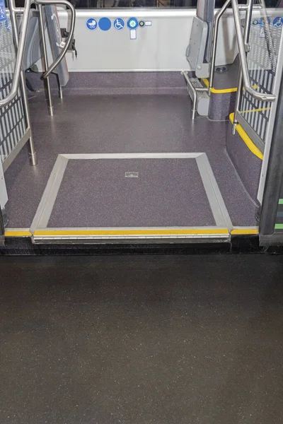 Cadeira Rodas Carregando Rampa Acesso Piso Baixo Ônibus Cidade Transporte — Fotografia de Stock
