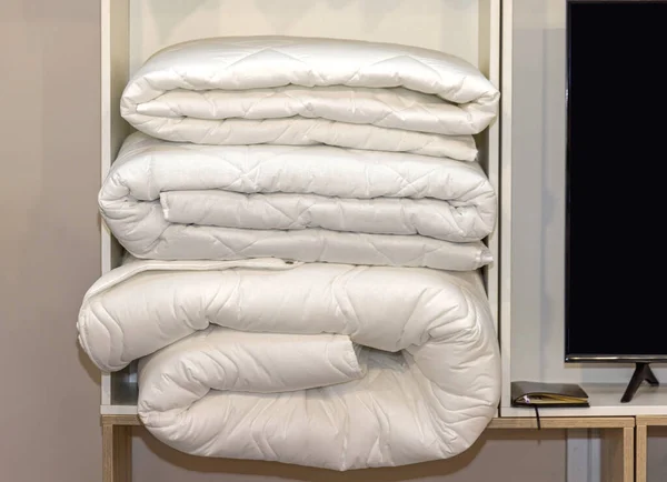 ホワイトデュベットカバー寝具毛布でラックでベッドルーム — ストック写真