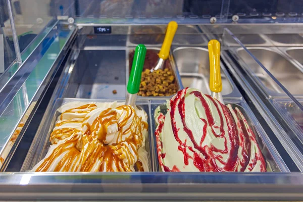 ディスプレイ冷蔵庫のキャビネットパーラーでトレイのアイスクリーム — ストック写真