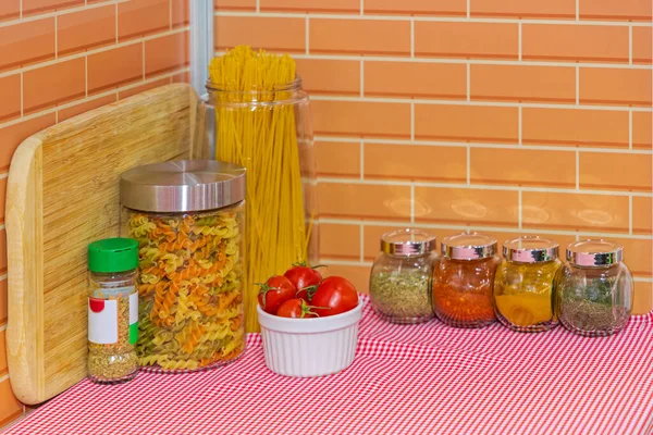 イタリア料理パスタチェリートマトスパイス 家庭用まな板 — ストック写真