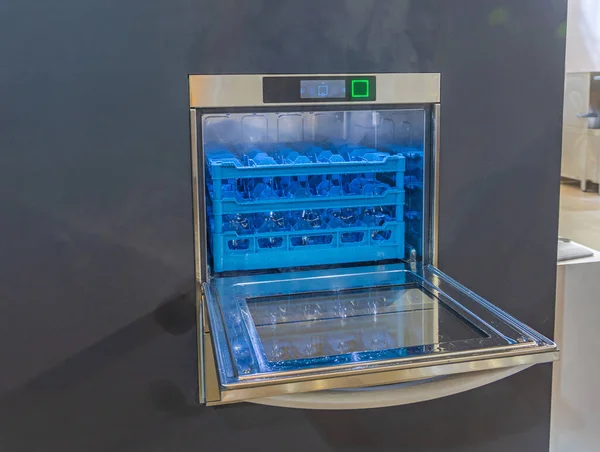 Offene Gewerbliche Geschirrspülmaschine Mit Blauem Rack Einsatz Für Gläser — Stockfoto