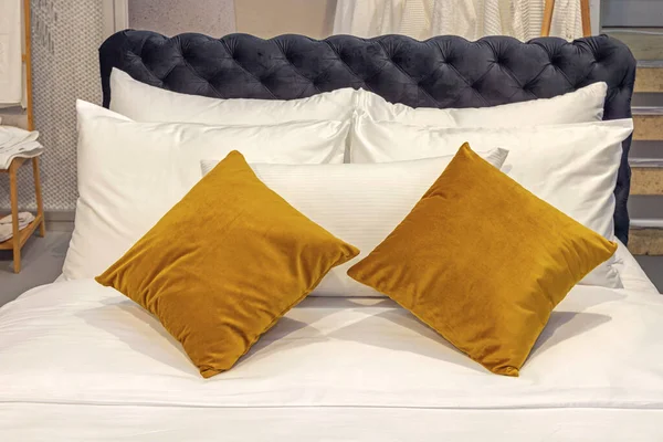 Багато Подушок Великому Ліжку Спальні — стокове фото