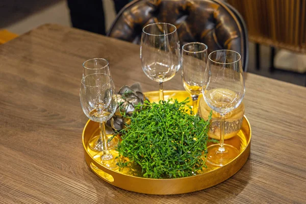 Yemek Masasında Altın Tepside Boş Şarap Kadehleri — Stok fotoğraf